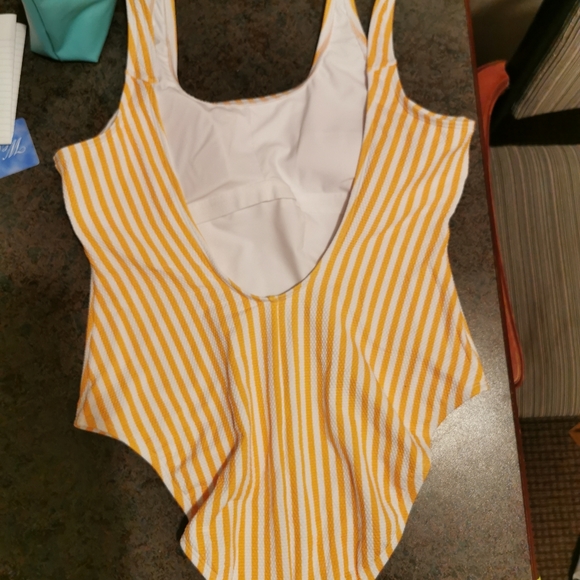 Lolë One Piece - Picture 2 of 3